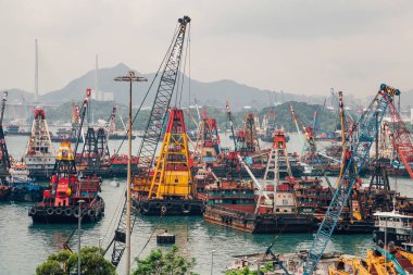 30 Ağustos 2017. Hong Kong. Şehir dock, feribot ve endüstriyel gemi ayakta Hong Kong Limanı.