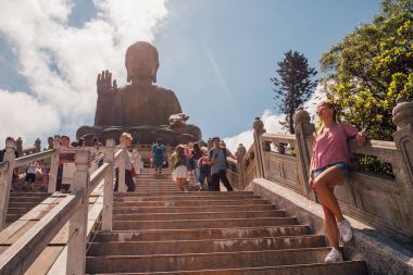 20 Mayıs 2017. Hong Kong. Genç kız Tian Tan Buda, Hong Kong'da Big buddha tarafından ayakta. 