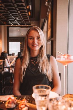 30 Ağustos 2017. Hong Kong, Çin. Honk Kong bardaki bir şık uzun kokteyl sahip siyah elbiseli güzel kız. 