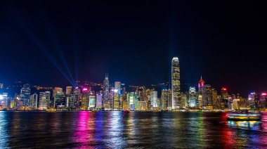 Hong Kong, Çin. 30 Ağustos 2017. Işıklar ve lazer ışınları ile deniz üzerinde gökdelenler ile gece manzarası.