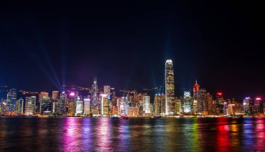 Hong Kong, Çin. 30 Ağustos 2017. Işıklar ve lazer ışınları ile deniz üzerinde gökdelenler ile gece manzarası.