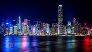 Hong Kong, Çin. 30 Ağustos 2017. Işıklar ve lazer ışınları ile deniz üzerinde gökdelenler ile gece manzarası.