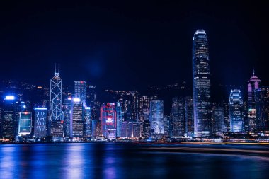 Hong Kong, Çin. 30 Ağustos 2017. Işıklar ve lazer ışınları ile deniz üzerinde gökdelenler ile gece manzarası.