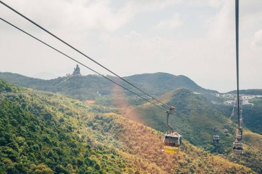 Hong Kong, 30 Ağustos 2017. Ngong Ping 360 bir turizm Lantau Island Buda ile Hong Kong'da ufukta projedir. Proje daha önce Tung Chung teleferik projesi olarak biliniyordu