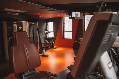 20 Mayıs 2017. Hollywood hotel-Hong Kong'da. Portre resim ekipman ile bir spor salonu iç