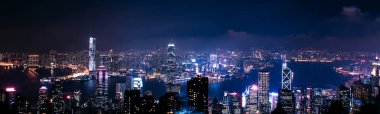 20 Mayıs 2017. Hong Kong. Hong Kong şehrinin muhteşem panoramik gece havadan görünümü. Işıkları ile şehir panoraması.