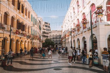 Makao, Çin - 26 Ağustos: Arata Square sabahın erken saatlerinde, Makao, Çin döşeli Şehir Meydanı tarihi merkezi, UNESCO Dünya Miras Listesi bir parçası olduğunu