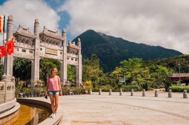 20 Ağustos 2017. Hong Kong. Genç kız ayakta Hong Kong Lantau Island üzerinde Po Lin manastır