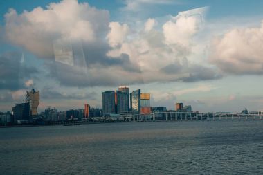 Makao - 30 Mayıs 2017: Grand Lisbua Hotel, Macau, Çin'de en yüksek binası Macau görünümü.  