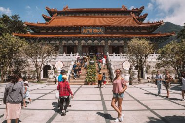 20 Ağustos 2017. Hong Kong. Genç kız ayakta Hong Kong Lantau Island üzerinde Po Lin manastır