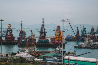 30 Ağustos 2017. Hong Kong. Şehir dock, feribot ve endüstriyel gemi ayakta Hong Kong Limanı.