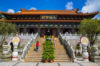 30 Ağustos 2017. Hong Kong. Lantau Island (Hong Kong üzerinde Po Lin manastır hazır genç adam)