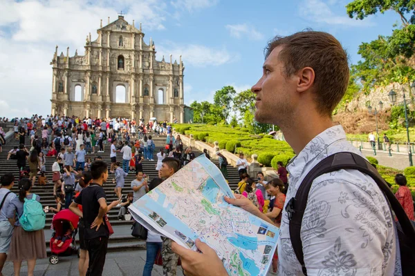 August 2017 Macao Macau China Young Man Map Standing Ruins — Stock Photo, Image