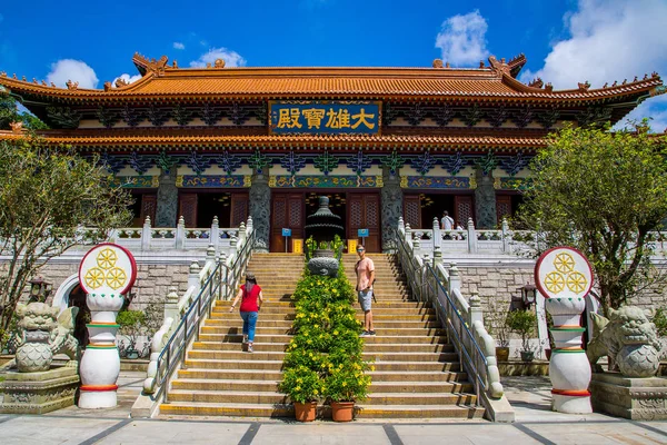 Agosto 2017 Hong Kong Jovem Junto Mosteiro Lin Ilha Lantau — Fotografia de Stock