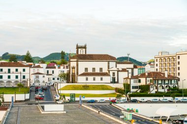 Ponta Delgada, başkent in Azor Sao Miguel Adası'nda Harbor'da ile eski şehir şehir görünümü. 