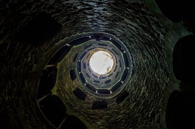 Ünlü Kabul Kuyusu Quinta da Regaleira, Sintra, Portekiz