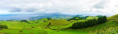Güzel doğa manzaralı küçük köylerde, römorkörler, yeşil doğa alanları Azores. Şaşırtıcı Azores.