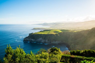 Güzel doğa manzaralı küçük köylerde, römorkörler, yeşil doğa alanları Azores. Şaşırtıcı Azores.
