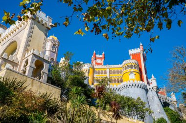 Sintra - Portekiz Pena Sarayı. Farklı binalar ve muhteşem mimarisi ile Sintra kenti.
