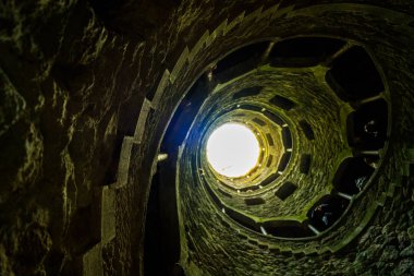 Ünlü Kabul Kuyusu Quinta da Regaleira, Sintra, Portekiz