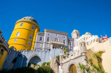 Sintra - Portekiz Pena Sarayı. Farklı binalar ve muhteşem mimarisi ile Sintra kenti.
