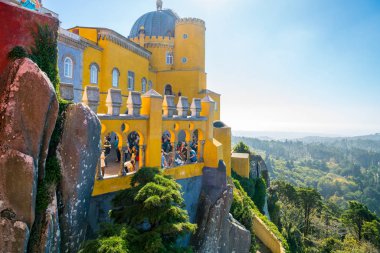 Sintra - Portekiz Pena Sarayı. Başka bir binadaki ve muhteşem mimarisi ile Sintra kenti.