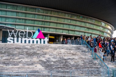 Lisbon, Portekiz - 08 Kasım 2017: Avrupa'nın en büyük teknoloji Konferansı, Web Zirvesi'nde Commerce Square için bir işaret