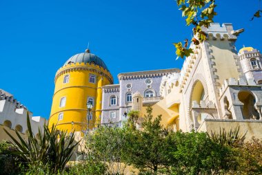 Sintra - Portekiz Pena Sarayı. Farklı binalar ve muhteşem mimarisi ile Sintra kenti.