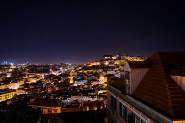 Yukarıdan Lizbon şehir güzel hava gece görüntüsü.