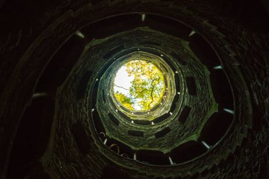 Ünlü Kabul Kuyusu Quinta da Regaleira, Sintra, Portekiz