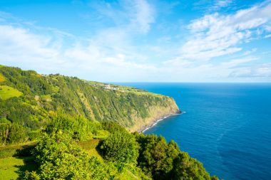 Güzel doğa manzaralı küçük köylerde, römorkörler, yeşil doğa alanları Azores. Şaşırtıcı Azores.
