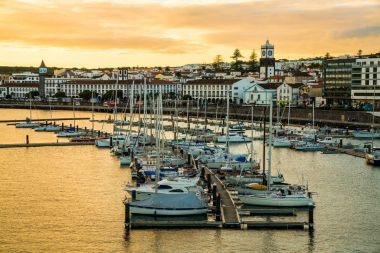 Ponta Delgada, başkent in Azor Sao Miguel Adası'nda Harbor'da ile eski şehir şehir manzaralı. Güzel hava eski şehir okyanus tarafından.
