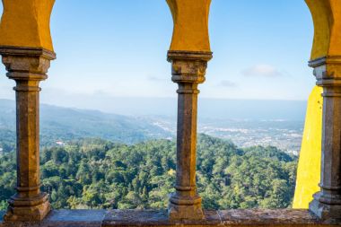 Sintra - Portekiz Pena Sarayı. Başka bir binadaki ve muhteşem mimarisi ile Sintra kenti.