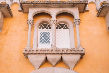 Sintra - Portekiz Pena Sarayı. Başka bir binadaki ve muhteşem mimarisi ile Sintra kenti.