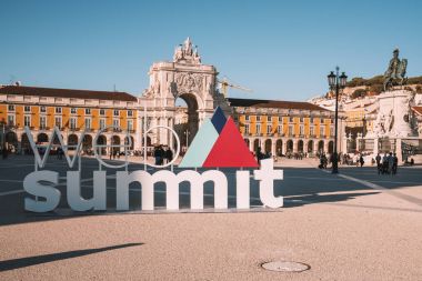Lisbon, Portekiz - 08 Kasım 2017: Avrupa'nın en büyük teknoloji Konferansı, Web Zirvesi'nde Commerce Square için bir işaret