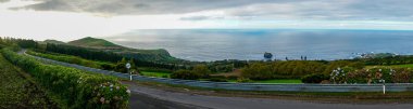 Güzel doğa manzaralı küçük köylerde, römorkörler, yeşil doğa alanları Azores. Şaşırtıcı Azores.