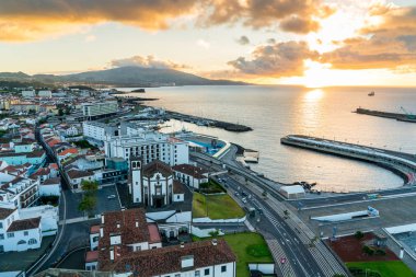 Ponta Delgada, başkent in Azor Sao Miguel Adası'nda Harbor'da ile eski şehir şehir manzaralı. Güzel hava eski şehir okyanus tarafından. 