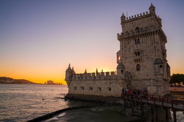 Lizbon, Portekiz Belem Kulesi muhteşem gün batımı görünümü sırasında Tagus Nehri üzerinde.