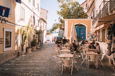 Lizbon, Portekiz. 30 Ağustos 2017. Eski şehir Lizbon. Lizbon güzel eski dar sokak.