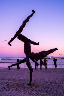 Lisbon, Portekiz - 8 Kasım 2017: Orijinal modern heykel (Tejo) Milletler Park (Parque das Nacoes Tagus Nehri kıyısında)