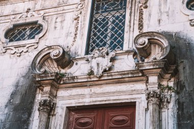 Lizbon, Portekiz. 30 Ağustos 2017. Eski şehir Lizbon. Lizbon güzel eski dar sokak.