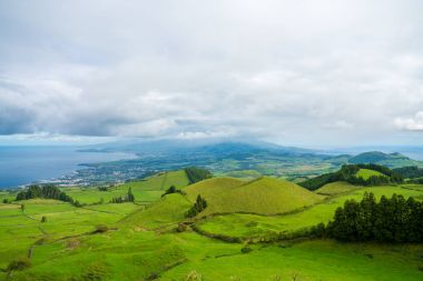 Güzel doğa manzaralı küçük köylerde, römorkörler, yeşil doğa alanları Azores. Şaşırtıcı Azores.