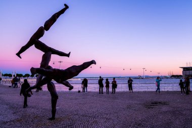 Lisbon, Portekiz - 8 Kasım 2017: Orijinal modern heykel (Tejo) Milletler Park (Parque das Nacoes Tagus Nehri kıyısında)