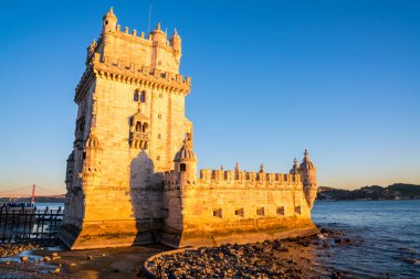 Lizbon, Portekiz Belem Kulesi muhteşem gün batımı görünümü sırasında Tagus Nehri üzerinde.