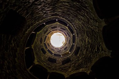 Ünlü Kabul Kuyusu Quinta da Regaleira, Sintra, Portekiz