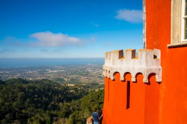 Sintra - Portekiz Pena Sarayı. Başka bir binadaki ve muhteşem mimarisi ile Sintra kenti.