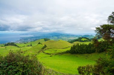 Güzel doğa manzaralı küçük köylerde, römorkörler, yeşil doğa alanları Azores. Şaşırtıcı Azores.