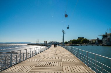 Lisbon, Portekiz - Ağustos 21: Telecabine Lisboa adlı Parque das Nacoes (Park of Nations) Lizbon, Portekiz, epik günbatımı sırasında. Teleferik Vasco da Gama Köprüsü Tagus Nehri üzerinde göz ardı.