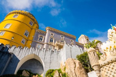 Sintra - Portekiz Pena Sarayı. Farklı binalar ve muhteşem mimarisi ile Sintra kenti.