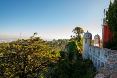 Sintra - Portekiz Pena Sarayı. Başka bir binadaki ve muhteşem mimarisi ile Sintra kenti.